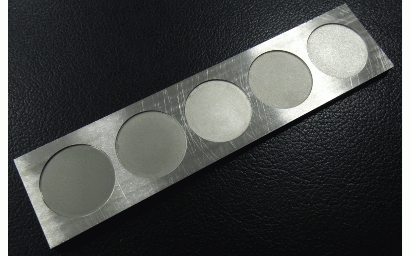 鏡面火花機(jī)的樣板， 左側(cè)的鏡面， 右側(cè)的粗紋